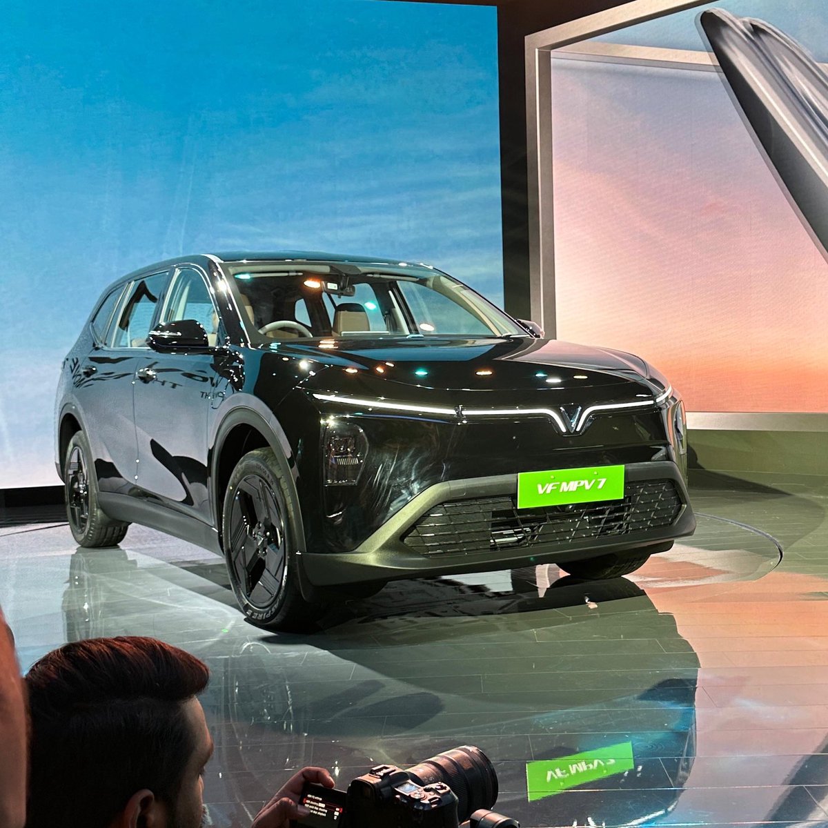 volklub's tweet image. Vinfast VF MPV 7 EV (7 seater) launched at Rs 24.49 lakh

Some quick highlights from the event &amp;amp; about product 

✅ 4740 mm length (slightly longer than Crysta)
✅ 60 kWh battery pack, 517 km* range
✅ 0-100 km/h under 9 sec
✅ 204 ps and 280 nm torque 
✅ 10 years battery