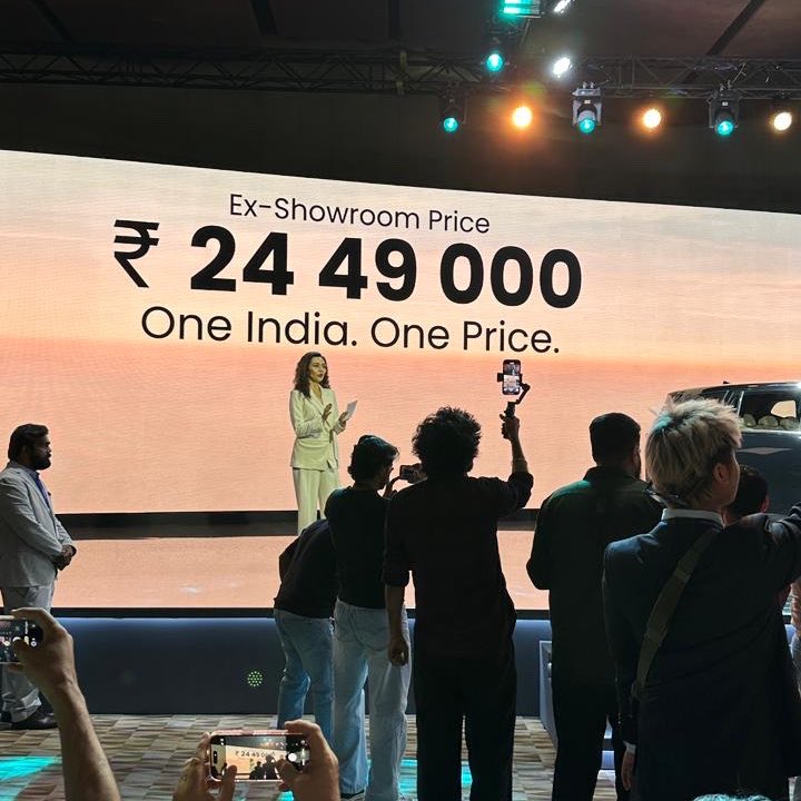 volklub's tweet image. Vinfast VF MPV 7 EV (7 seater) launched at Rs 24.49 lakh

Some quick highlights from the event &amp;amp; about product 

✅ 4740 mm length (slightly longer than Crysta)
✅ 60 kWh battery pack, 517 km* range
✅ 0-100 km/h under 9 sec
✅ 204 ps and 280 nm torque 
✅ 10 years battery