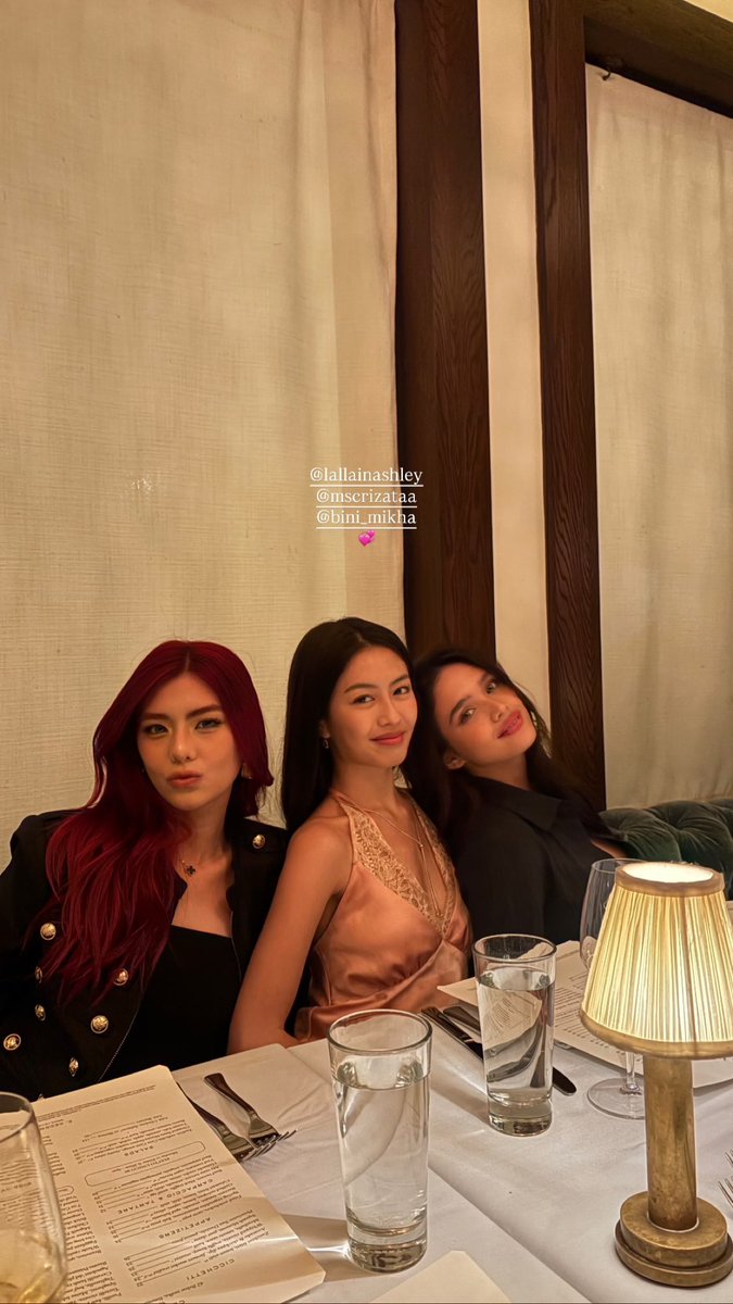 fierymikha's tweet photo. california air got these girlies glowing different, yas mikha w/ her girl friends 💋 https://t.co/9adwRecWtL