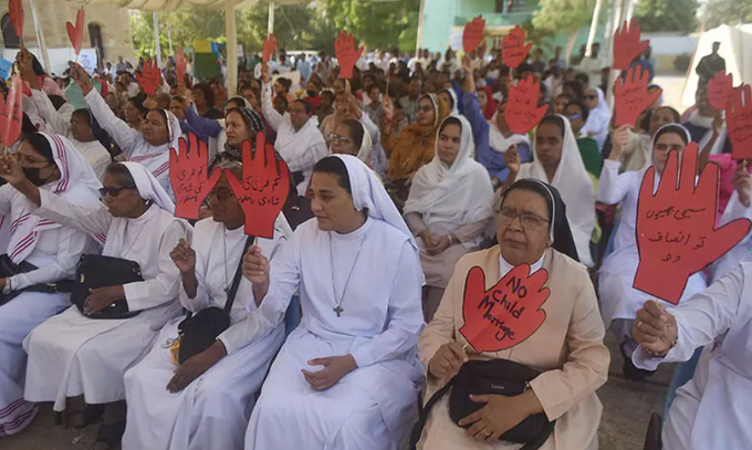 ayesha16g's tweet image. In St Patrick's Cathedral, a strong protest in #Karachi over the Maria Shahbaz case has sparked outrage, with calls to end #forcedconversion and #childmarriage.

Communities are demanding justice and protection for vulnerable girls. 
#StopForcedConversion #EndChildMarriage