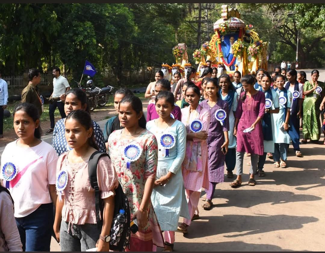 ಸಂವಿಧಾನ ಶಿಲ್ಪಿ, ಭಾರತ ರತ್ನ ಡಾ. ಬಿ.ಆರ್. ಅಂಬೇಡ್ಕರ್ ಅವರ 135 ನೇ ಜಯಂತಿ ಅಂಗವಾಗಿ ಜಿಲ್ಲಾಡಳಿತ, ಜಲ್ಲಾ ಪಂಚಾಯತ ಹಾಗೂ ಸಮಾಜ ಕಲ್ಯಾಣ ಇಲಾಖೆಯಿಂದ ಆಯೋಜಿಸಿದ್ದ ಡಾ.ಬಿ.ಆರ್. ಅಂಬೇಡ್ಕರ್ ಅವರ ಭಾವಚಿತ್ರದ ಭವ್ಯ ಮೆರಣಿಗೆಗೆ (ಏ.14) ಬೆಳಿಗ್ಗೆ  ಜಿಲ್ಲಾಧಿಕಾರಿಗಳ ಕಚೇರಿ ಆವರಣದಲ್ಲಿ  ಚಾಲನೆ ನೀಡಲಾಯಿತು.