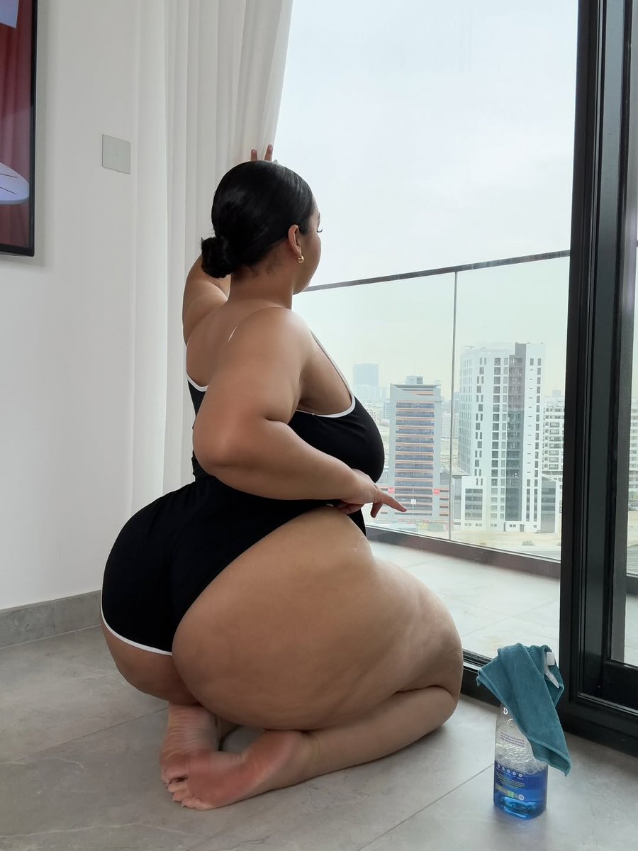 "Built like a dream, staring at the city like it owes me rent 😏"