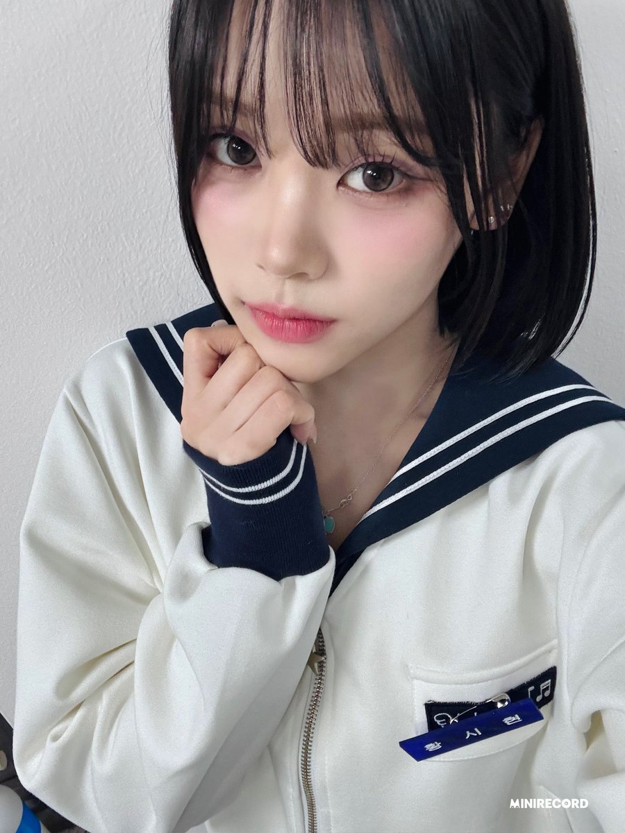 미니레코드 영통 리워드 시혀니 💕💕💕😻😻

#첫사랑 #CSR #시현 #SIHYEON