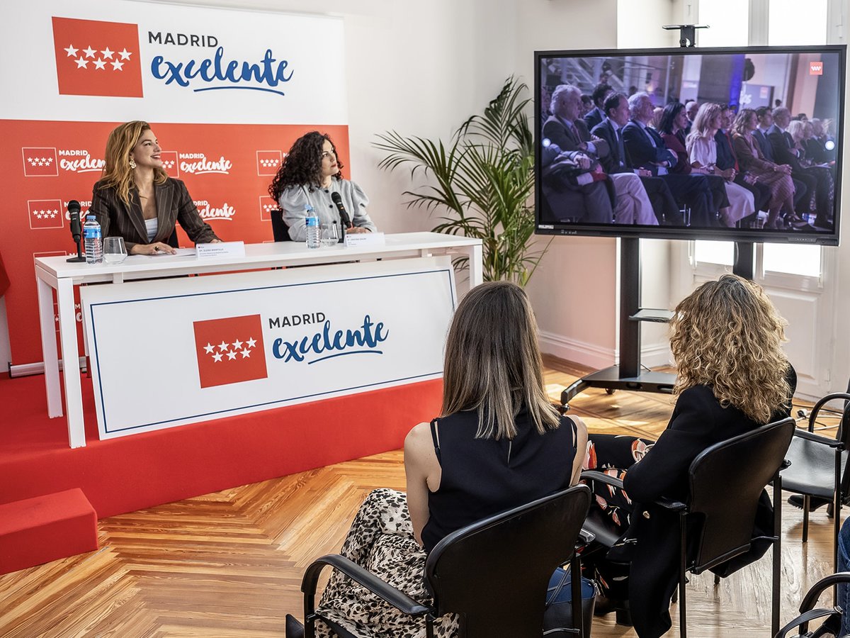 MadridExcelente's tweet image. La @ComunidadMadrid otorga el sello de #calidad de @MadridExcelente a SyncMedical por su modelo de gestión en la #sanidadprivada.

Ayer, nuestra DG, @ElenaMantillaG1, entregó el distintivo a Cristina Galán, socia y directora de Desarrollo de Negocio de la compañía.