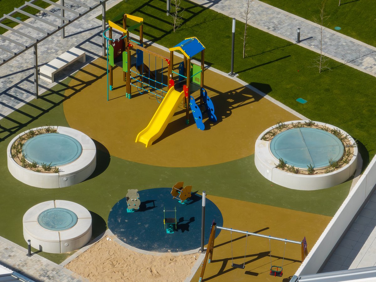 GrupoEgido's tweet image. NovaPinto ya está entregada y sus vecinos pueden empezar a disfrutar de más de 3.000 m² de espacios comunes que incluyen:

🌿 Amplias zonas ajardinadas
🏊‍♂️ Piscina comunitaria
🛝 Área infantil
💪 Gimnasio equipado
👥 Sala vecinal

#promocionresidencial #obranueva #surdeMadrid