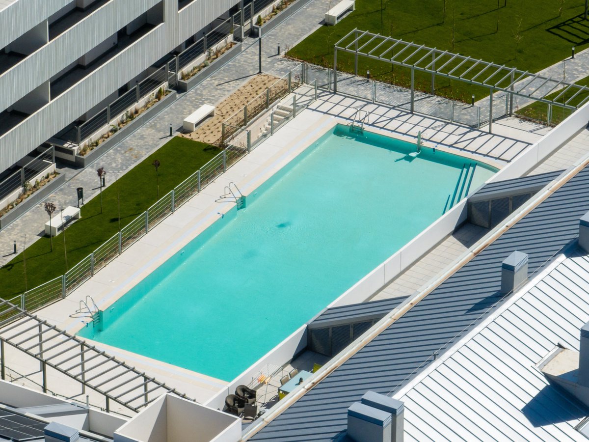 GrupoEgido's tweet image. NovaPinto ya está entregada y sus vecinos pueden empezar a disfrutar de más de 3.000 m² de espacios comunes que incluyen:

🌿 Amplias zonas ajardinadas
🏊‍♂️ Piscina comunitaria
🛝 Área infantil
💪 Gimnasio equipado
👥 Sala vecinal

#promocionresidencial #obranueva #surdeMadrid