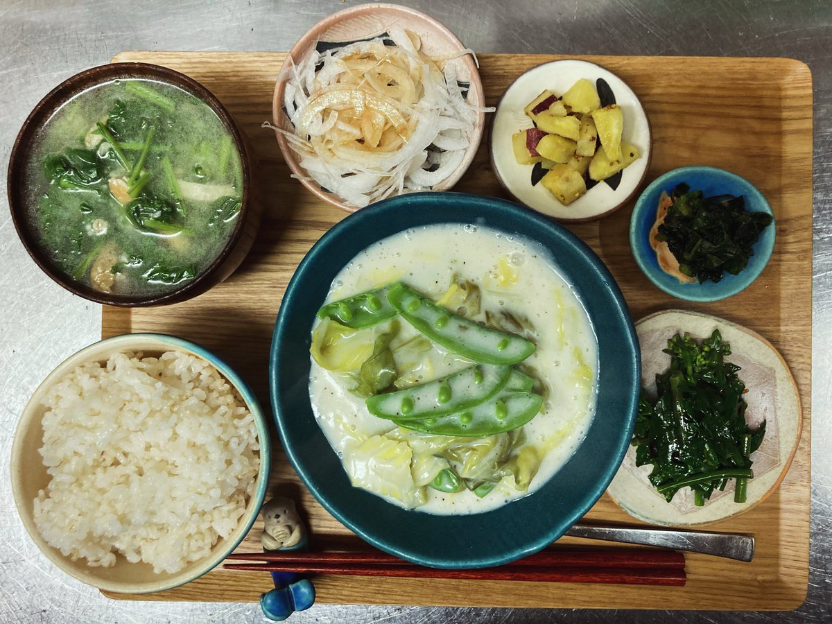 日替わり定食

今日のお野菜
春キャベツとスナップえんどうのクリーム煮
のらぼう菜のお浸し
新玉ねぎのサラダ
さつまいものマスタードあえ
赤高菜の浅漬け
かぶの葉とおあげさんのみそ汁
7分付き玄米

雨ですね。この時期の雨は木々の緑を一気に美しくするので大好きです。