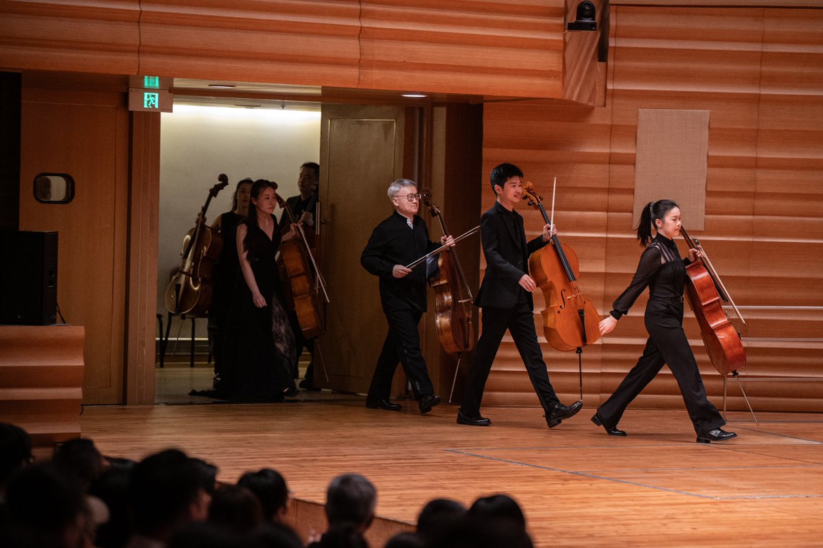 shanghai490528's tweet image. The 3rd Z+ Festival kicked off in Shanghai with a spectacular opening #concert, led by #cellist Jian Wang and his 12-cello ensemble. A powerful, unforgettable performance for the city's #music lovers.#ShanghaiConcert #stage #city #art #FestiveVibes