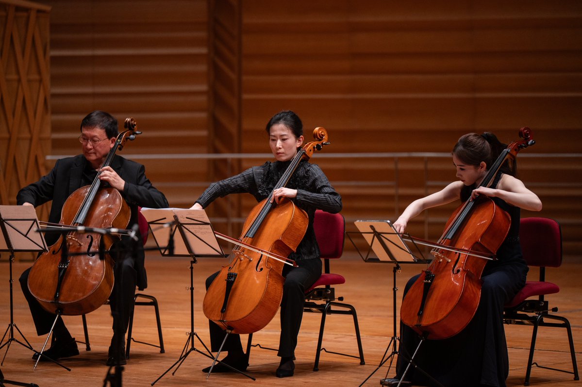 shanghai490528's tweet image. The 3rd Z+ Festival kicked off in Shanghai with a spectacular opening #concert, led by #cellist Jian Wang and his 12-cello ensemble. A powerful, unforgettable performance for the city's #music lovers.#ShanghaiConcert #stage #city #art #FestiveVibes