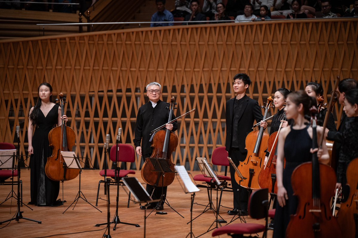 shanghai490528's tweet image. The 3rd Z+ Festival kicked off in Shanghai with a spectacular opening #concert, led by #cellist Jian Wang and his 12-cello ensemble. A powerful, unforgettable performance for the city's #music lovers.#ShanghaiConcert #stage #city #art #FestiveVibes