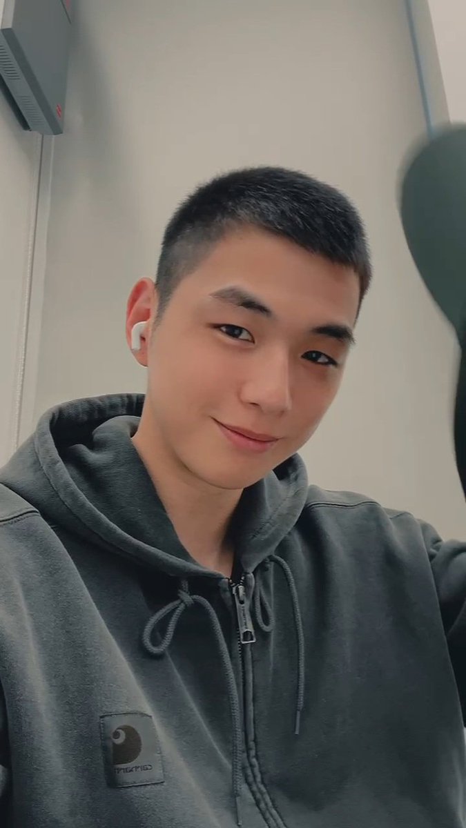 yosulgongju's tweet photo. 모자 벗을때 넘 잘생겨서 또 깜짝 놀람. 
잘생긴줄 알고 있는데 매번 놀람. https://t.co/bgdKpdJlBO