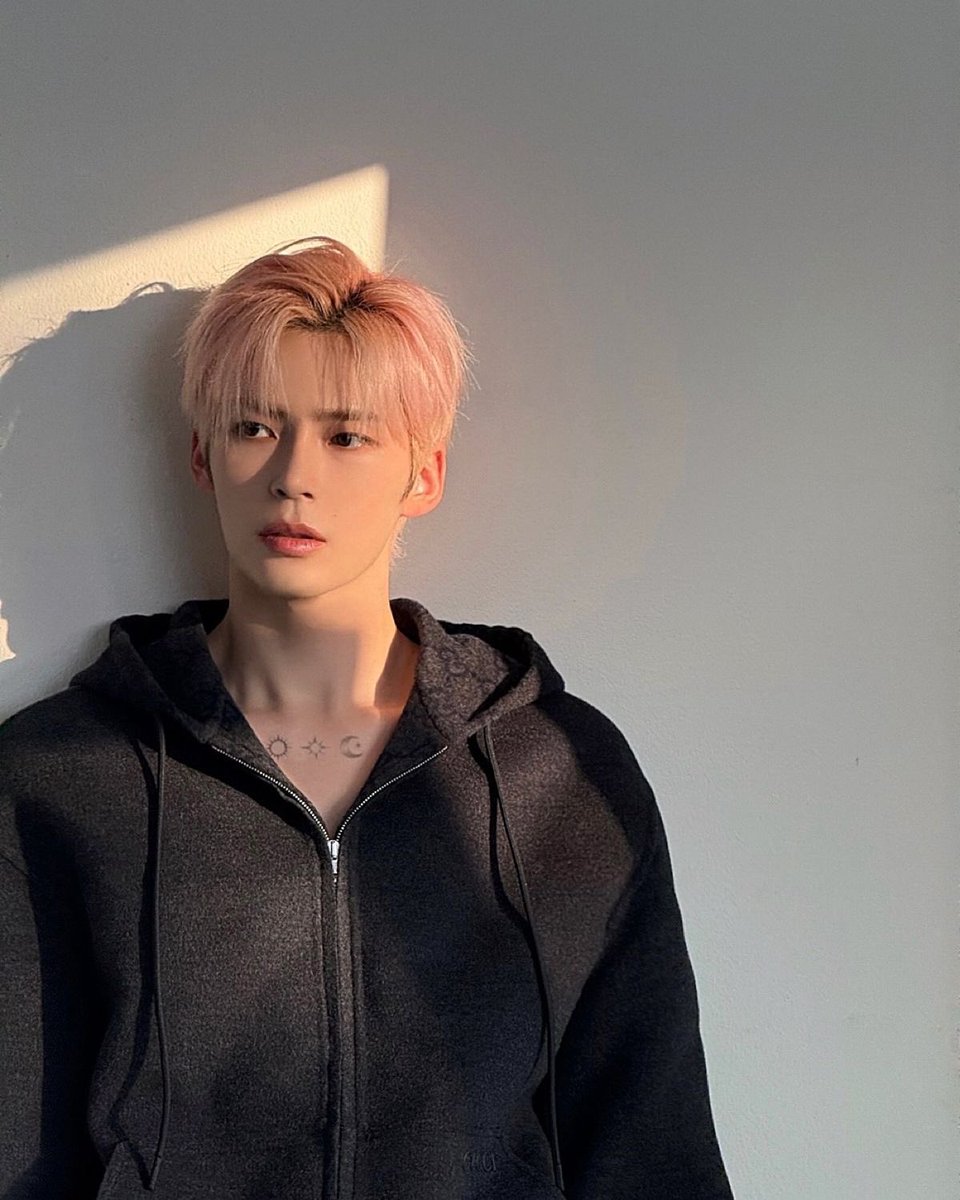 성한빈 쇄골 tweet media