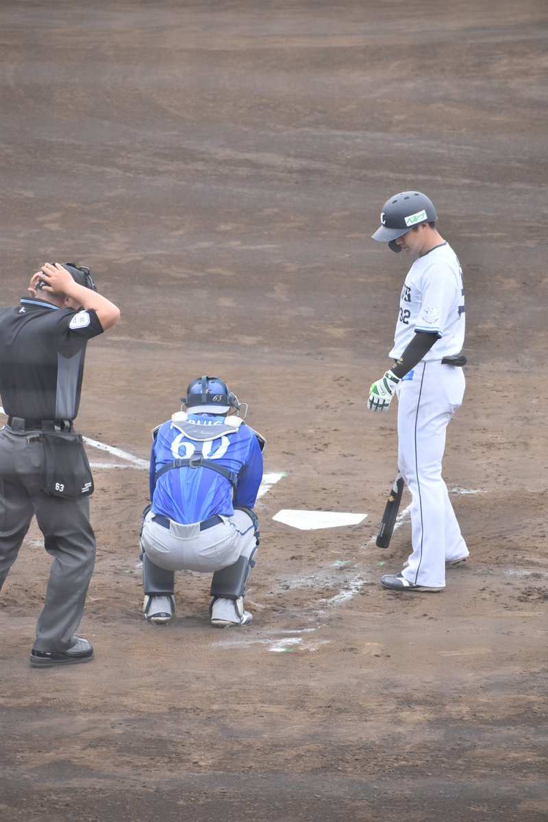 93bb62's tweet photo. イニング間にはメモしたり、ピッチャー代わる前にはブルペンに走ったり、ファールボール直撃したりしても、扇の要に座る。キャッチャーはタフな仕事だなぁ。

#古市尊 https://t.co/XKHj50kuBf