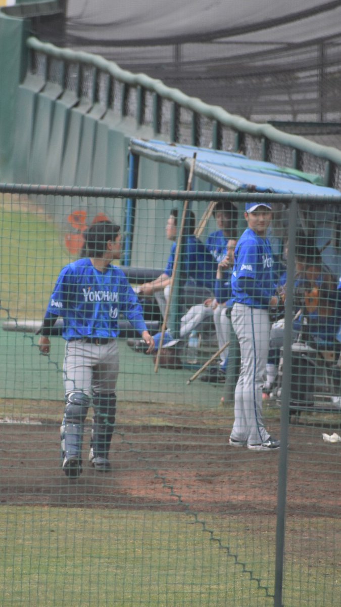 93bb62's tweet photo. イニング間にはメモしたり、ピッチャー代わる前にはブルペンに走ったり、ファールボール直撃したりしても、扇の要に座る。キャッチャーはタフな仕事だなぁ。

#古市尊 https://t.co/XKHj50kuBf