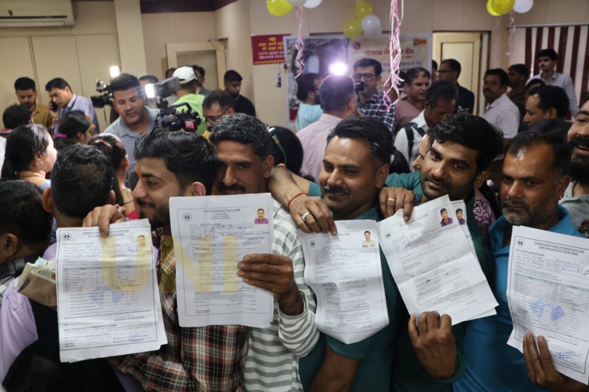 UNI_Photos's tweet image. In Photos | Devotees gathered at a Punjab National Bank branch to register for the annual Shri Amarnath Ji Yatra in Jammu. The yatra is scheduled to begin on July 3, 2026. 

📸: Aman Sharma / UNI 

#AmarnathYatra | #ShriAmarnathYatra | #Jammu | #Pilgrimage | #Yatra2026 |