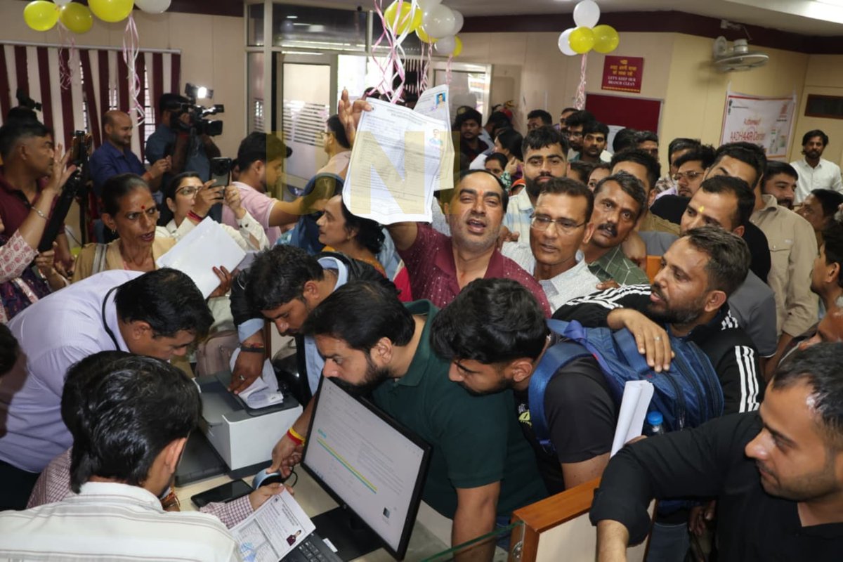 UNI_Photos's tweet image. In Photos | Devotees gathered at a Punjab National Bank branch to register for the annual Shri Amarnath Ji Yatra in Jammu. The yatra is scheduled to begin on July 3, 2026. 

📸: Aman Sharma / UNI 

#AmarnathYatra | #ShriAmarnathYatra | #Jammu | #Pilgrimage | #Yatra2026 |