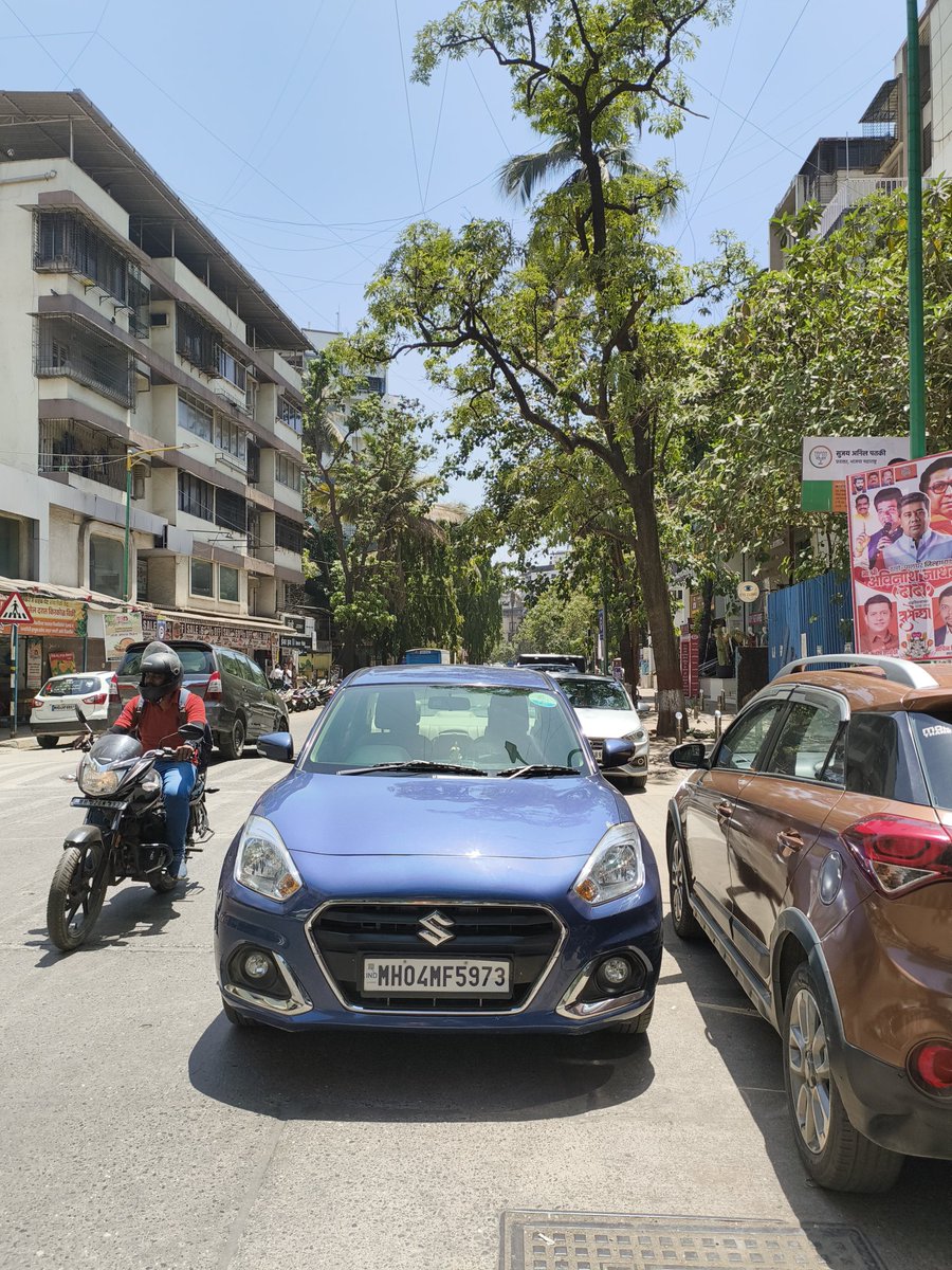 mk199602's tweet photo. Kuch toh baat hai iss bande mein… 🚗
Car literally road ke beech mein park karke gaya hai... zero concern for traffic or public inconvenience.

📍 Location: Ram Maruti Road, opposite Shivprasad Hotel, Naupada

@MTPHereToHelp @RoadsOfMumbai
@TMCaTweetAway
@MumbaiPolice #Thane https://t.co/xXDXyzjq6o