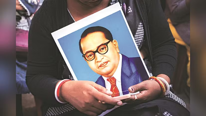 bsindia's tweet photo. Cases under the SC/ST Atrocities Act rose over 200% since 1991, with 1.37 mn recorded till 2023; SCs and STs account for 45% of Group D and 26% of Group C jobs, while their share is lower in higher grades and school enrolments.
Read today's #Datanomics π
@Pankajwaa
https://t.co/Em7lbsp9XF