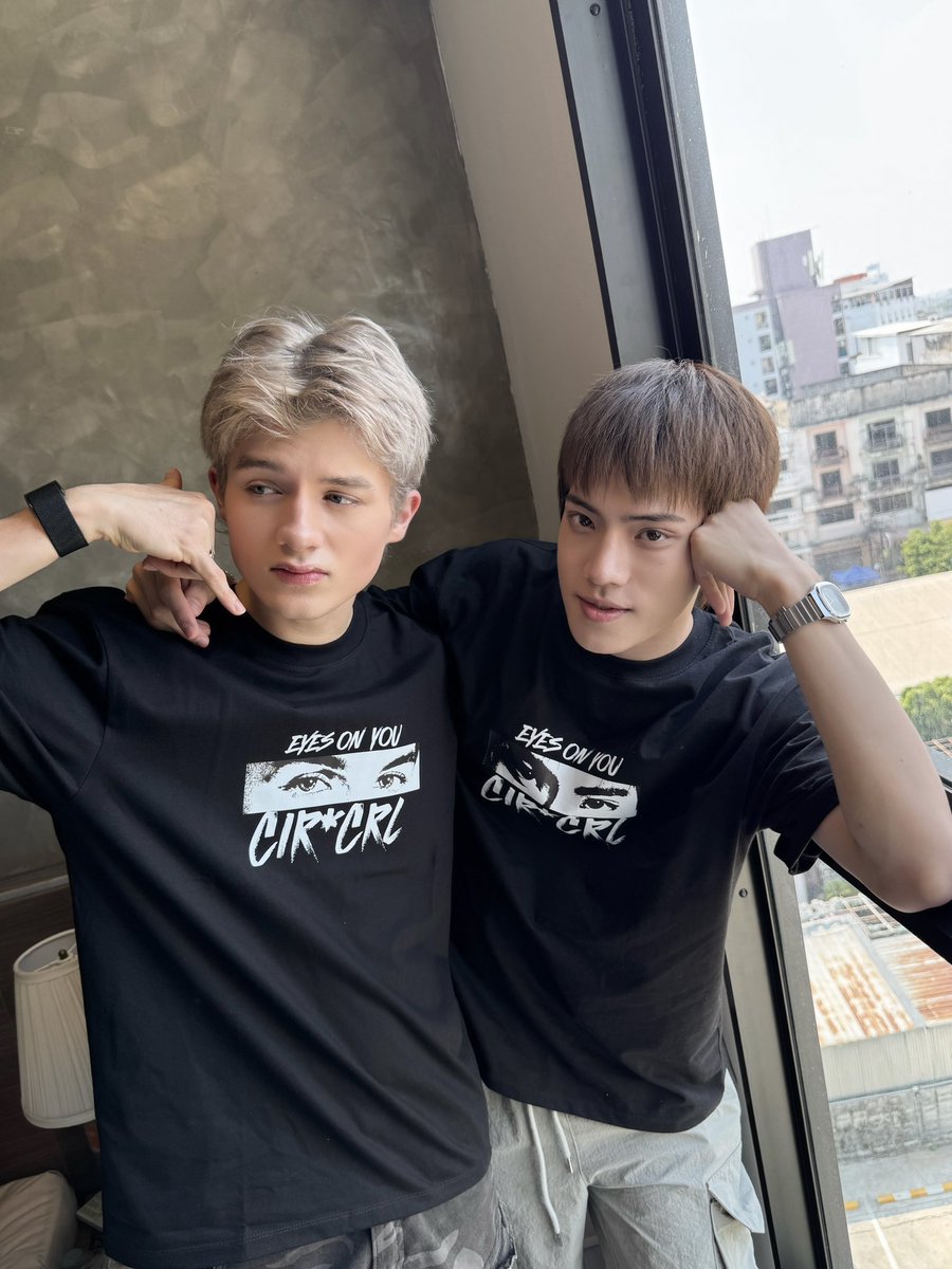 CIRCRL's tweet photo. #.ฝันร้ายขอนแก่น ของจริงเริ่มแล้วเด้อหล่าาา 😎

มาเจอกับ ‘แซม เลออน พาย พี ติวเตอร์ เบ็น’ CIR*CRL ได้ที่ ‘CIR*CRL BUSKING’ นะฮ้าฟฟุ่ว 😜🤟🏻

CIRCRL IN KKC
#CIRCRLbuskingKHONKAEN
#CIRCRL
#MchoiceMusic https://t.co/Y1dwYuoOAM