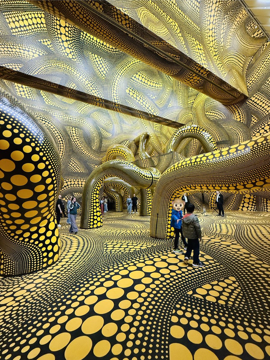 ケルンLudwig Museum 草間彌生展へ。イースター休暇の最後に滑り込みでチケット確保！既に来場者10万人超えだそう。

見慣れたケルン大聖堂を背景に草間作品。故郷・香川の直島で観た南瓜にも再会。強い存在感と引き込まれる不思議な世界に、子供達も刺激を受けた様子。

museum-ludwig.de/de/ausstellung…