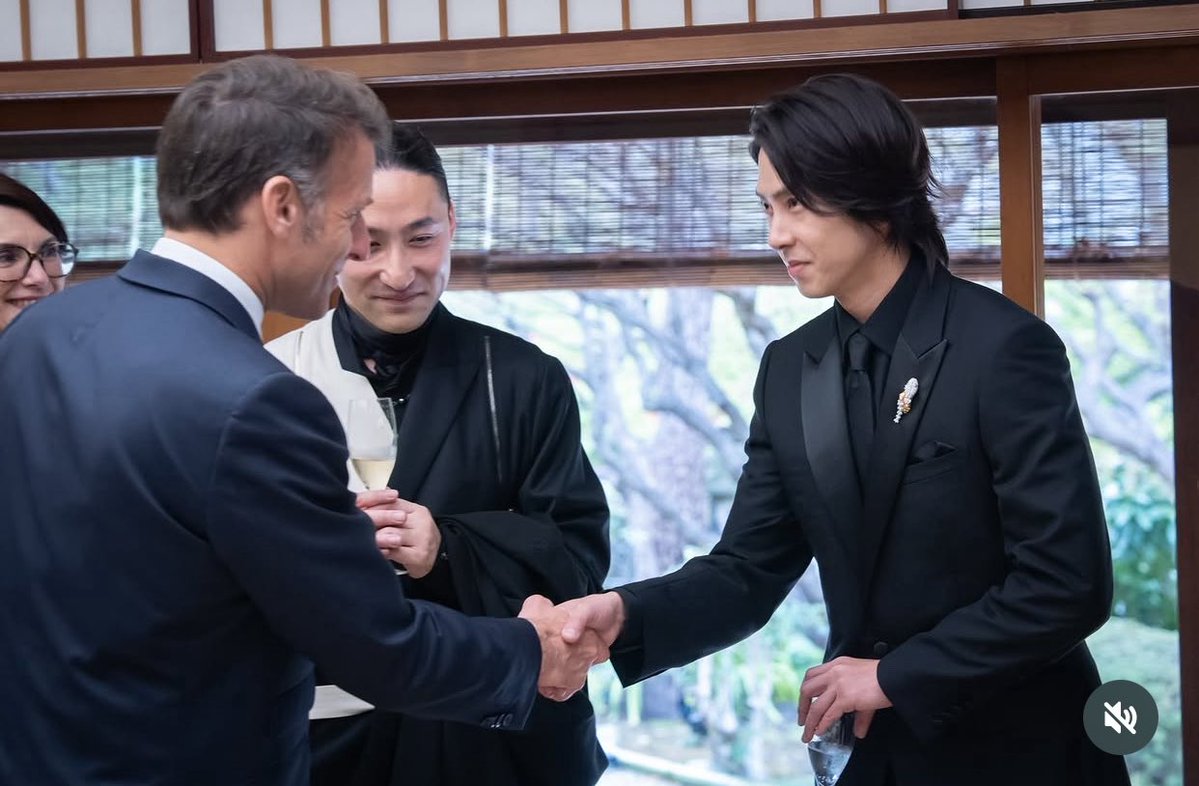 山下智久さんがフランス大統領と握手している写真が、フランス大使館のInstagramに掲載されました。

心からの敬意を。
山P、本当に素晴らしい！

instagram.com/p/DXJG35mEdDP/…

#山下智久
<a href="/Tomohisanine/">山下智久 TOMOHISA YAMASHITA</a>