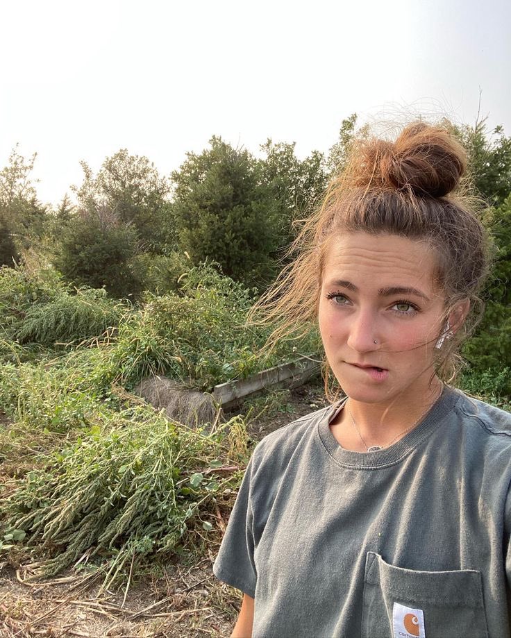 LauraFarmsfnm's tweet photo. Am I still your Favourite farmer girl 😔? https://t.co/zzaGSwWKI1