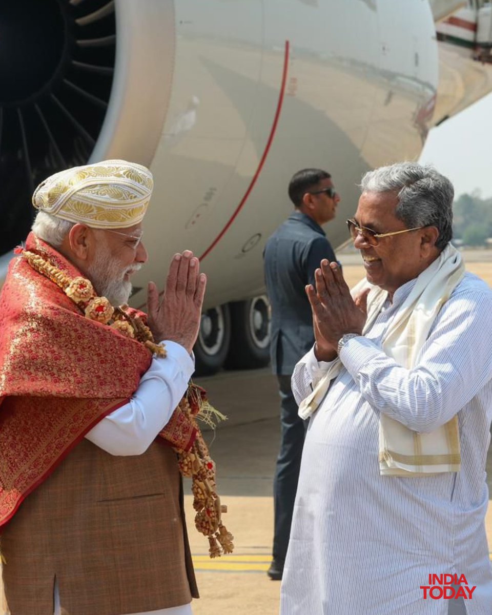 IndiaToday's tweet image. #InPics | Warm reception for Narendra Modi in Bengaluru by Siddaramaiah as he proceeds to Mandya for a key inauguration.

#NarendraModi #Bengaluru #Mandya #SriGuruBhairavaikyaMandira