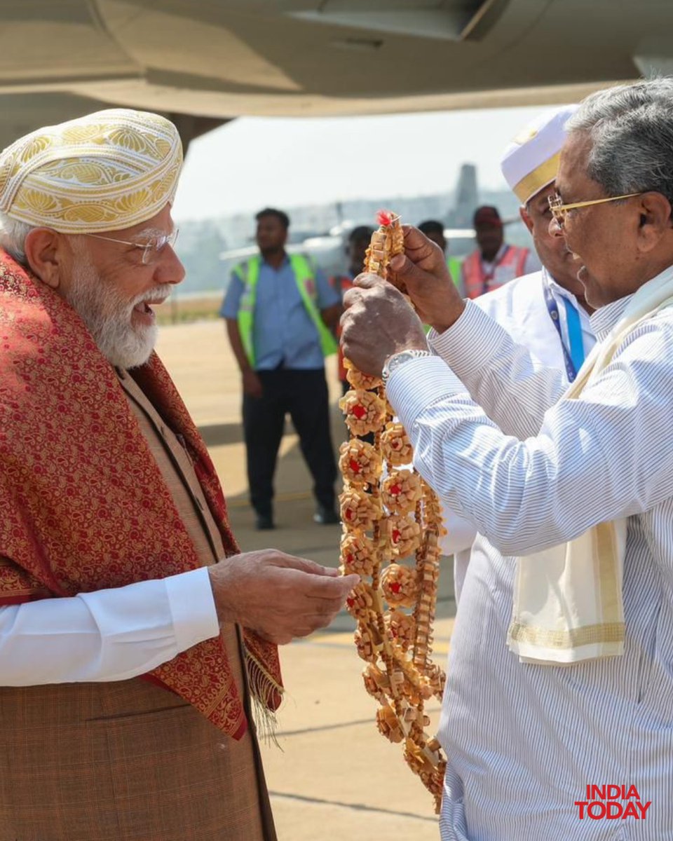 IndiaToday's tweet image. #InPics | Warm reception for Narendra Modi in Bengaluru by Siddaramaiah as he proceeds to Mandya for a key inauguration.

#NarendraModi #Bengaluru #Mandya #SriGuruBhairavaikyaMandira