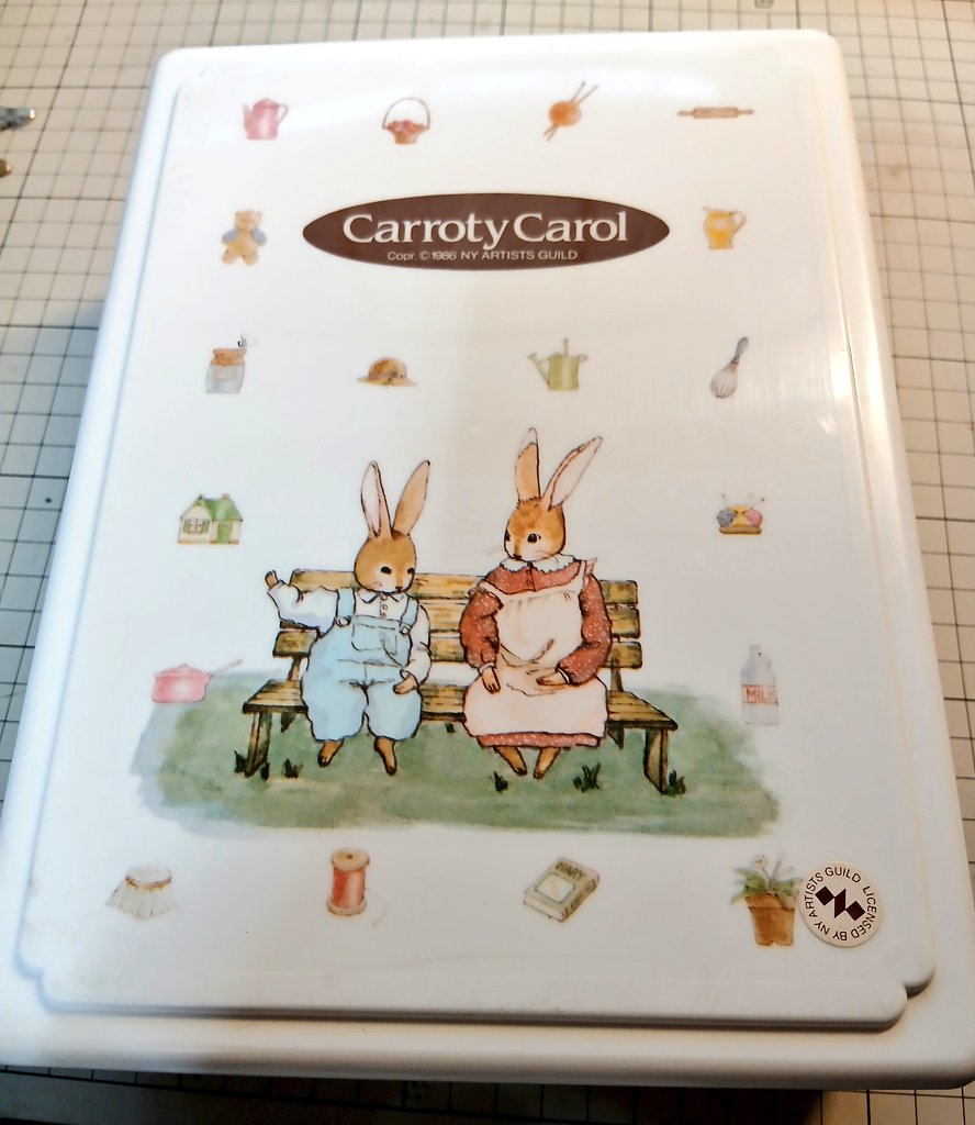 ILOVE96MAME's tweet photo. みてみて！
すｯｯげぇかわいい裁縫セット買っちゃった(*´v｀*)♪　
綺麗なまま仕舞われてたんだろうな✨　
大切につかわせてもらおう

FUKUMAME !なぁ！ちょっと寸法とらせてー！ https://t.co/gaAvc767Yv