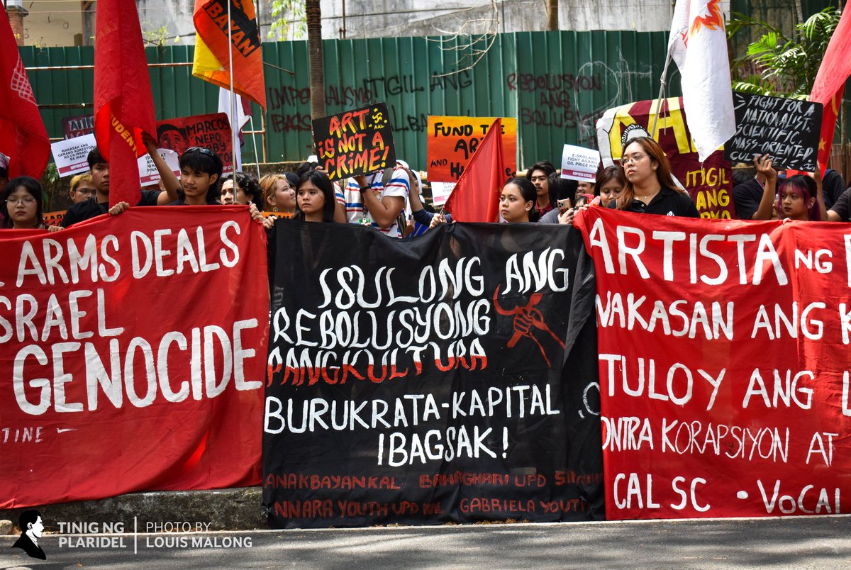 tinigngplaridel's tweet photo. IN PHOTOS: Students, organizations and stakeholders of UP College of Arts and Letters (CAL) walked out of their classes and offices earlier today, April 15, protesting the lack of spaces and facilities hounding the college.

#KALbaryo
#CALNeedsSpace https://t.co/Wrz34hPGNw