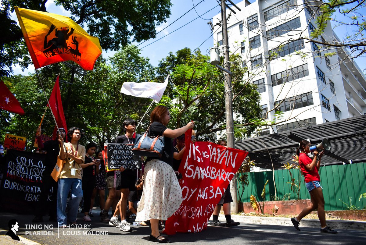 tinigngplaridel's tweet photo. IN PHOTOS: Students, organizations and stakeholders of UP College of Arts and Letters (CAL) walked out of their classes and offices earlier today, April 15, protesting the lack of spaces and facilities hounding the college.

#KALbaryo
#CALNeedsSpace https://t.co/Wrz34hPGNw
