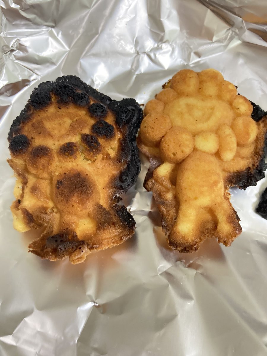 SachiTaffy's tweet photo. 黒ミャクミャク焼き爆誕 https://t.co/yysKzJFZri