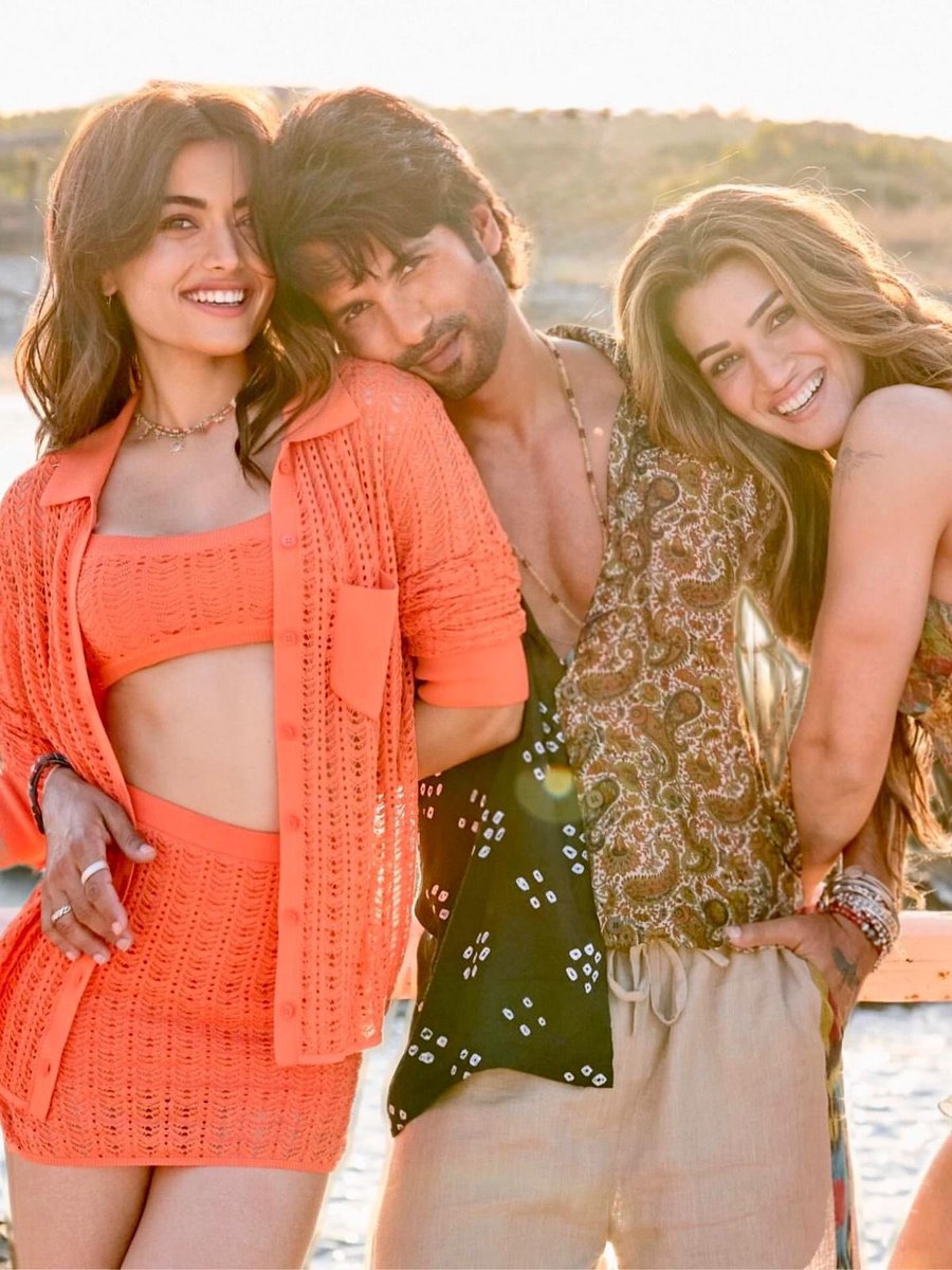 SumitkadeI's tweet image. Sensing a sure-shot hit from this one…

#Cocktail2

#ShahidKapoor #KritiSanon #RashmikaMadanna #MaddockFilms