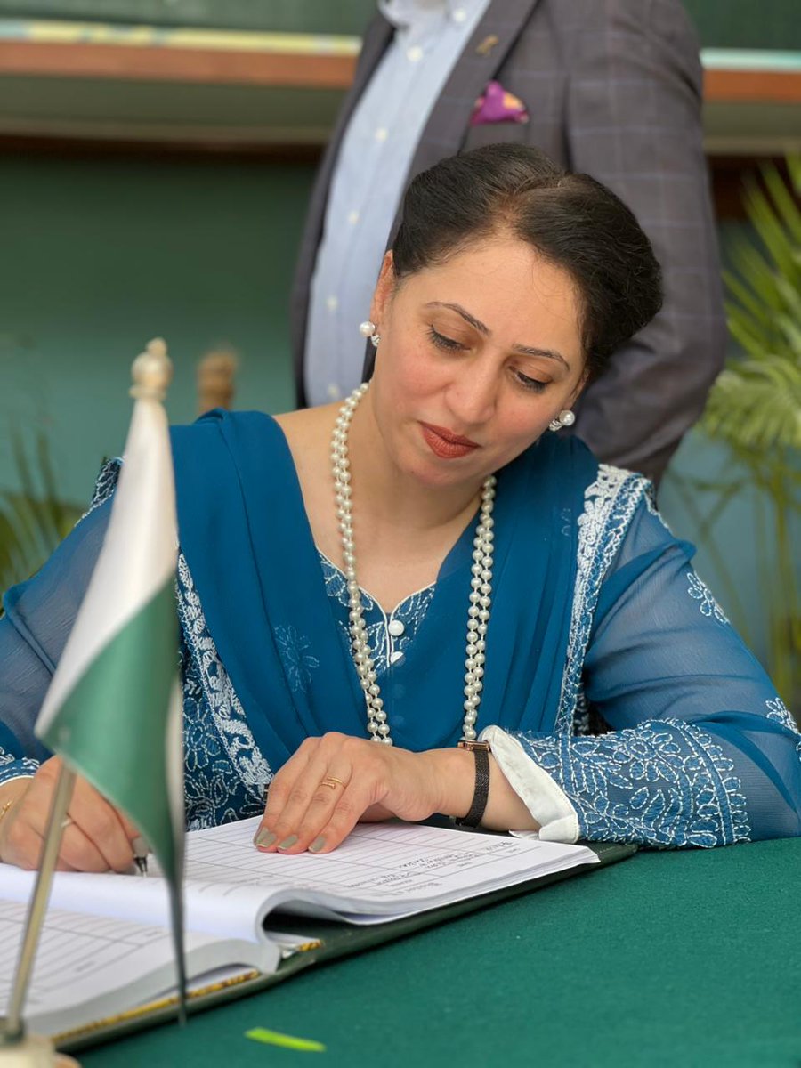 FahmidaIqbal's tweet photo. For every woman who couldn't reach a hospital in time, for every girl whose emergency wasn't taken seriously. This pen is for you. Appreciation to Sindh Integrated Emergency Health Services. 💙🇵🇰 #NoWomanLeftBehind #HealthIsARight #GEWE https://t.co/AxCYSOGnIZ