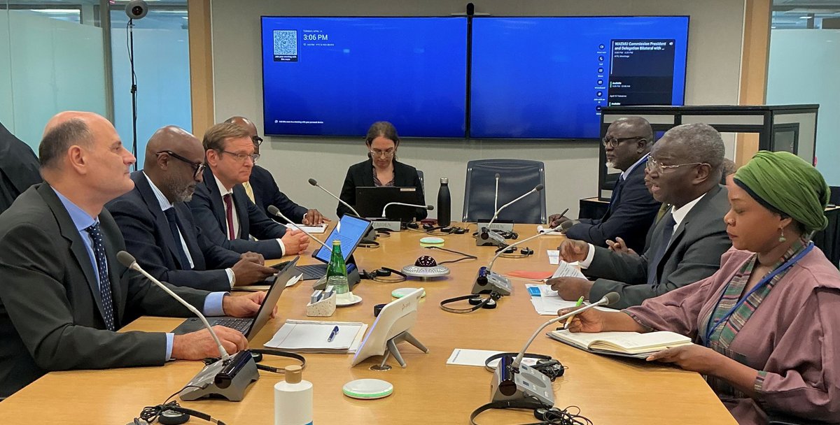 UEMOA_Officiel's tweet image. Le Président de la @UEMOA_Officiel, #AbdoulayeDIOP a échangé avec le Directeur du #DépartementAfrique du @FMIactualites, @aselassie, le 14 avril 2026 à #WashingtonDC. Les échanges ont porté sur l’état de la coopération entre l’#UEMOA et le @FMIactualites.
uemoa.int