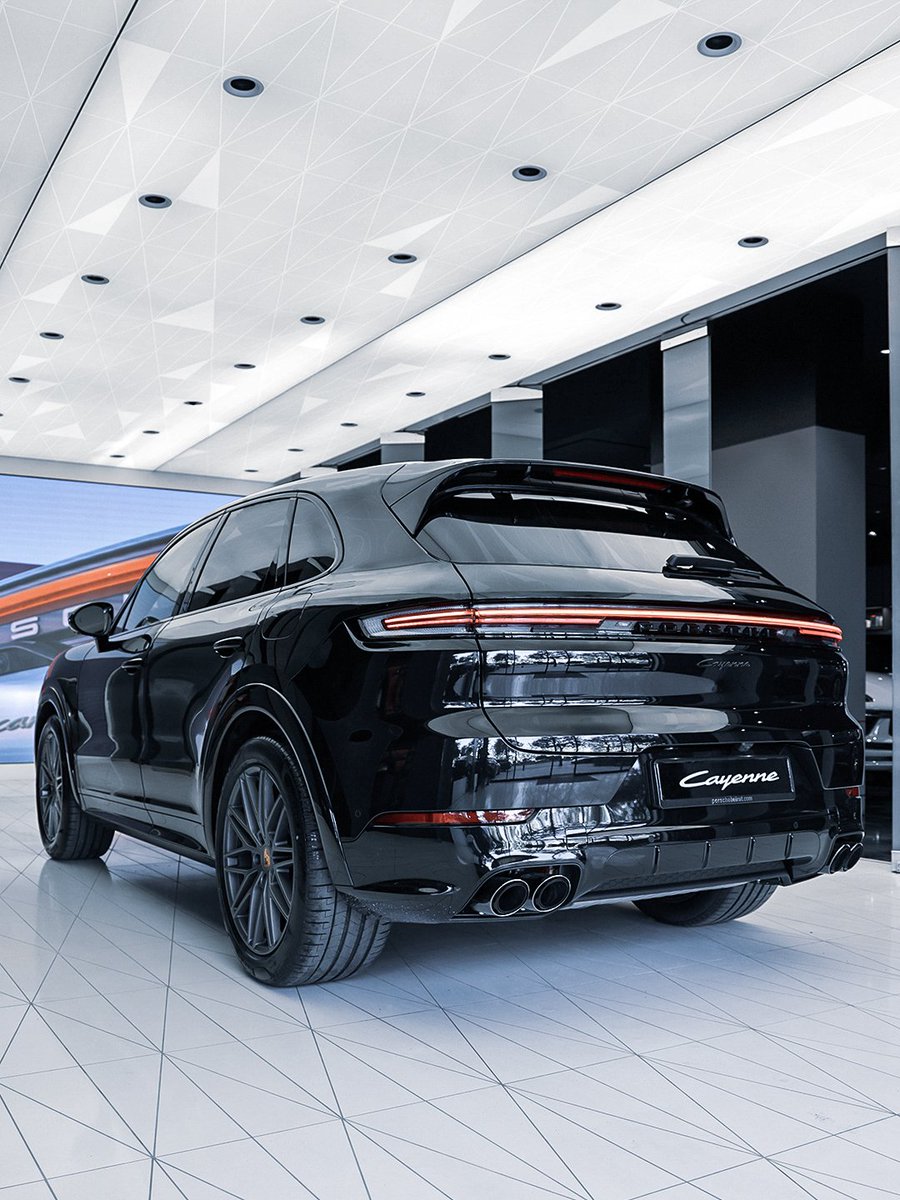 PorscheBeirut's tweet photo. 🇱🇧 The rear bench inside this brand-new 2026 Cayenne E-Hybrid Black Edition in Chromite Black Metallic offers generous space for up to three adult passengers and is styled to match the front comfort. Check it out at #PorscheStudioBeirut.

Learn more:
https://t.co/uuv6Yr3Yxe https://t.co/ZrTR8ze99Y