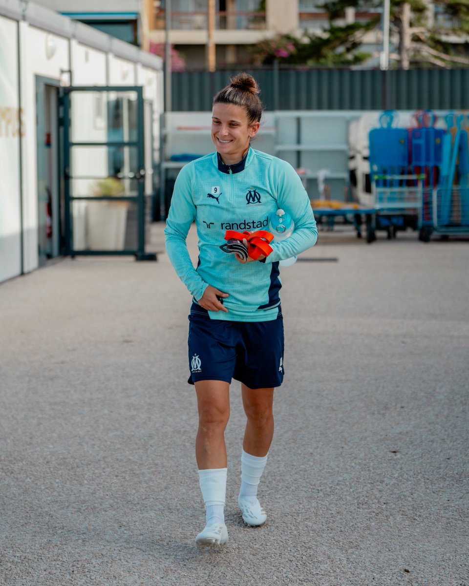OMfeminines's tweet photo. 𝐌𝐚𝐭𝐡𝐢𝐥𝐝𝐞 𝐁𝐨𝐮𝐫𝐝𝐢𝐞𝐮’𝐬 𝐝𝐚𝐲 🥳

Notre serial buteuse souffle sa 𝟐𝟕𝐞̀𝐦𝐞 𝐛𝐨𝐮𝐠𝐢𝐞 aujourd’hui, 𝐣𝐨𝐲𝐞𝐮𝐱 𝐚𝐧𝐧𝐢𝐯𝐞𝐫𝐬𝐚𝐢𝐫𝐞 𝐌𝐚𝐭𝐡𝐢𝐥𝐝𝐞 🎂💙

#Birthday by @VazivaCard 🎉 https://t.co/npaIMBRU9e