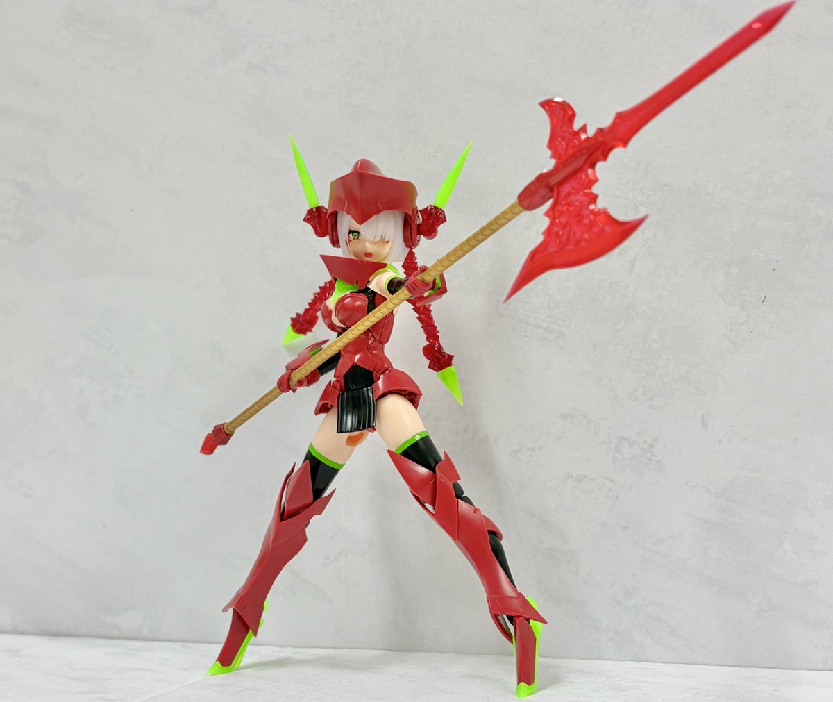 kotobukiya_npb's tweet image. 【コトブキヤ日本橋3F】サンプル情報：2026年4月16日発売予定「バーチュアスタイル11 ポールウェポンセット フレイムライトVer.」（税込￥1,540）のサンプルが到着いたしました！
燃え上がる炎を武器に封じ込めたフレイムライトが登場❕
1度に3種の武器を組み立てる事が可能です✨
#MSG