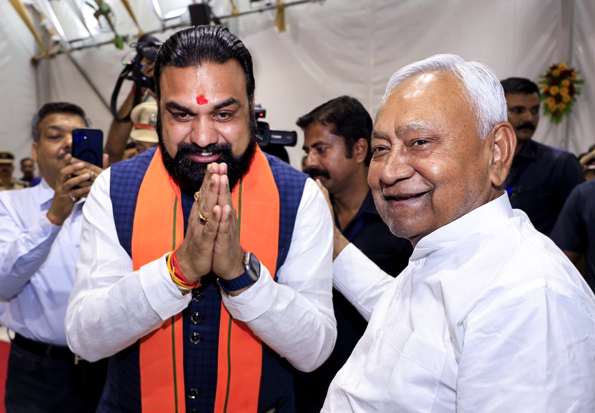 etvandhraprades's tweet photo. బిహార్ నూతన ముఖ్యమంత్రిగా BJP నేత సమ్రాట్ చౌధరీ ప్రమాణస్వీకారం చేశారు. పట్నాలోని లోక్ భవన్లో జరిగిన ఈ కార్యక్రమానికి బిహార్ మాజీ CM, JD(U) అధినేత నీతీశ్ కుమార్ హాజరయ్యారు.
#biharcm #samratchoudhary #nithishkumar #etvdigital https://t.co/l1ySgFqx0K
