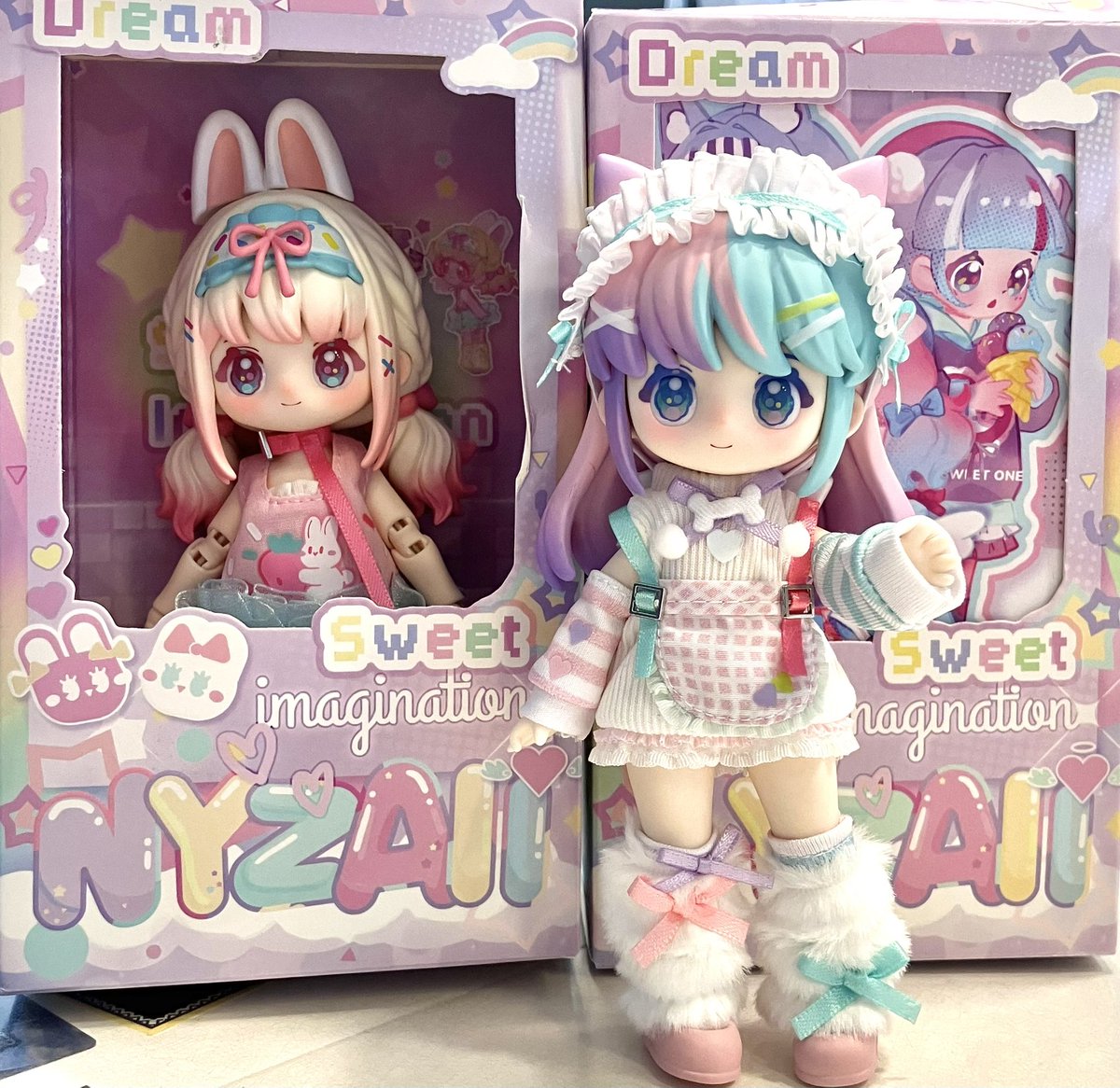 随分前に注文した #ににちゃん 1.5が今日届きました。
まだまだ光魔双生を愛でたいフェーズだったけど、確認のために中を改めたら可愛くてびっくり。箱も可愛い。
衣装はリボンとかベルトが上手くつけられないので代用したり省略してます。
ちゃんとした写真は後日に。