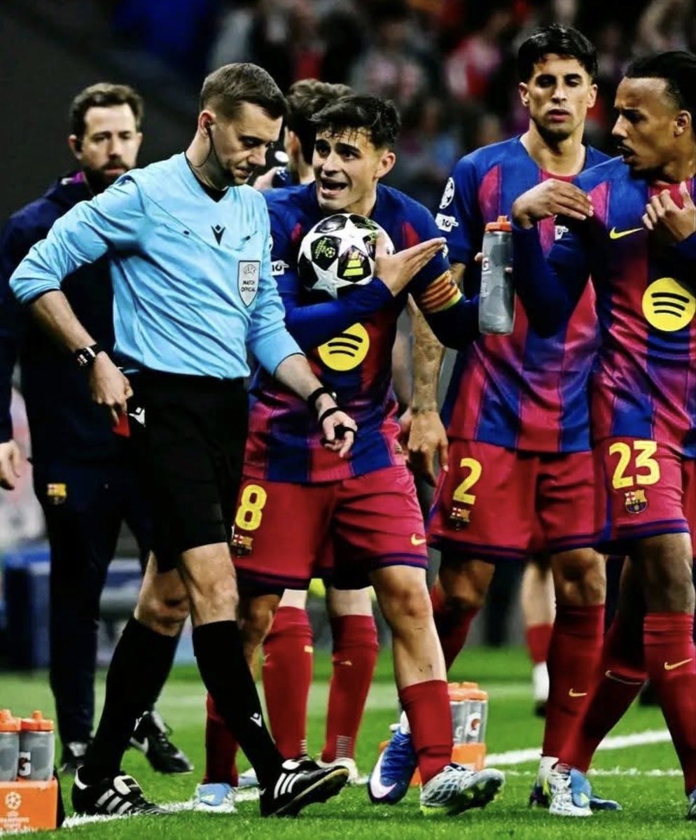 ليس من السهل أن تُقنع نفسك، وأنت تراقب برشلونة، بأن ما يحدث مجرد تعثر رياضي عابر. فالمشهد، بكل طبقاته، يوحي بأن الحكاية أعمق من تسعين دقيقة، وأثقل من أخطاء تُرتكب داخل المستطيل الأخضر. هناك شيء ما يُدار في الخلفية، حيث لا تُقاس المباريات بالأهداف فقط، بل بموازين النفوذ، وبقواعد