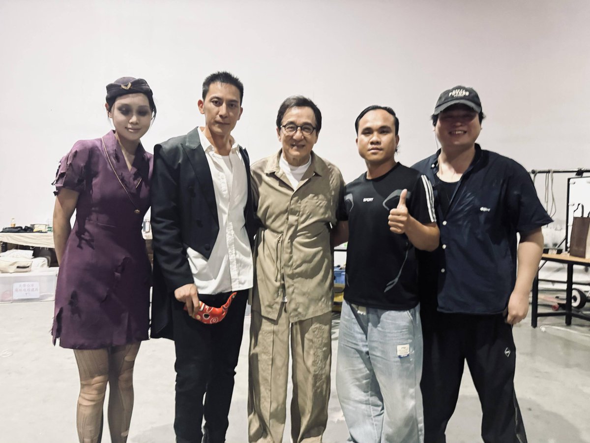 Jackie_ChanFr's tweet photo. Sur le plateau de tournage d'une publicité avec Jackie Chan, un des acteurs possèdent un masque rappelant le méchant principal de New Police Story joué par Daniel Wu.
#newpolicestory #jackiechan #policestory #drunkenmaster #publicity #DanielWu #commercial #KungFuLegend #kungfu https://t.co/TYDdQrpM96