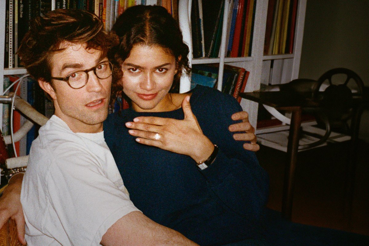 A24HPS's tweet image. #A24　#HPS　

✼••┈┈
ゼンデイヤ＆
ロバート・パティンソン主演
『The Drama（原題）』
𝟖/𝟐𝟏 公開決定！
　　　　　　　　　┈┈••✼

A24史上 歴代3位　大ヒットスタート！
”秘密“をめぐって、SNSで大激論！！