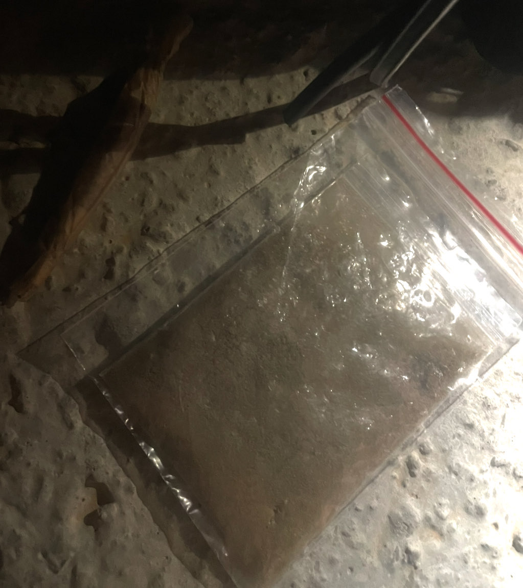 lusteriia's tweet photo. 15g hash grinded up to snow this shit is a lot easier to roll https://t.co/v058iUteKh
