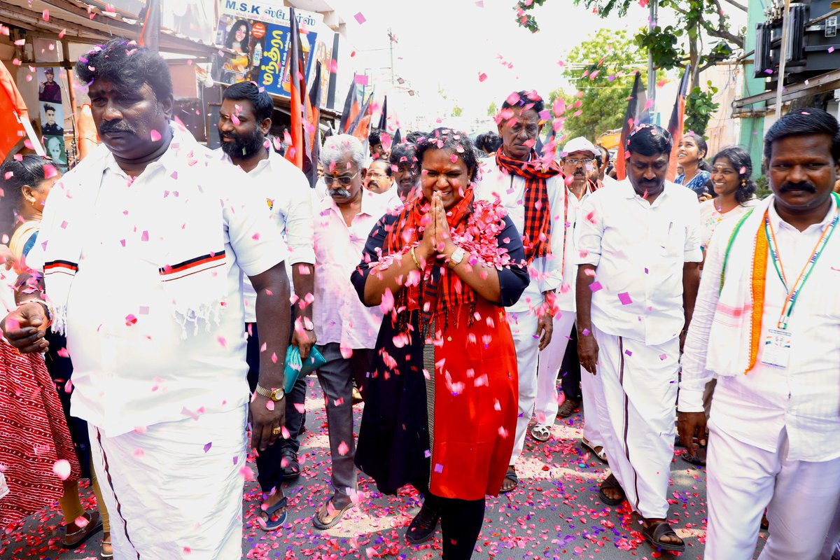 DrPoornimaAP's tweet photo. அம்பத்தூர் சட்டமன்ற தொகுதிக்கு உட்பட்ட வார்டு 84க்கு உட்பட்ட பகுதிகளில் உதயசூரியன் சின்னத்தில் வாக்கு சேகரித்தேன்..

இந்நிகழ்வில் கழக நிர்வாகிகள் மற்றும் தோழமைக் கட்சி நிர்வாகிகள் நிகழும் உடன் இருந்தனர்.. https://t.co/JMa9LcUxC4