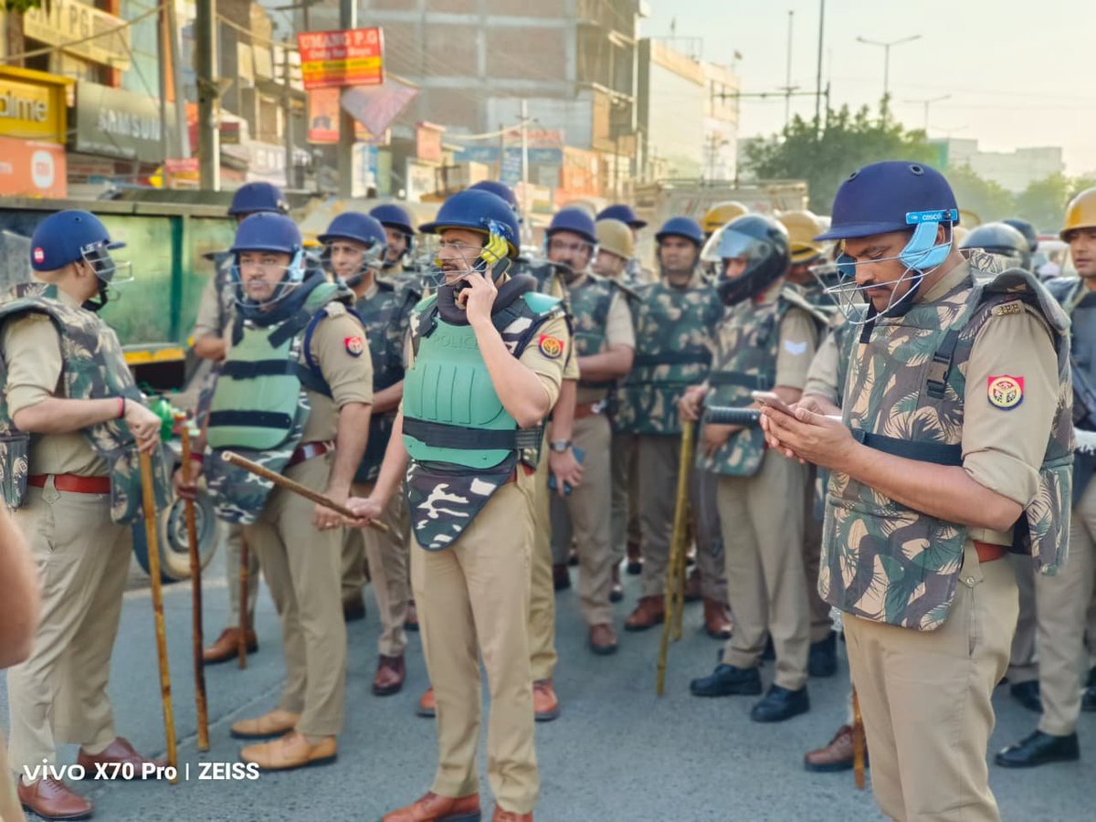 bstvlive's tweet image. नोएडा

➡श्रमिकों के आंदोलन का आज तीसरा दिन
➡स्थिति सामान्य, चप्पे-चप्पे पर पुलिस तैनात
➡DCP नोएडा टीम के साथ कर रहे पैदल गश्त
➡सेक्टर-55,57,58,59,60 में पुलिस गश्त कर रही
➡कंपनियों के बाहर भी भारी पुलिस फोर्स तैनात
➡50% कंपनियां आज खुली, श्रमिक कर रहे काम
#Noida