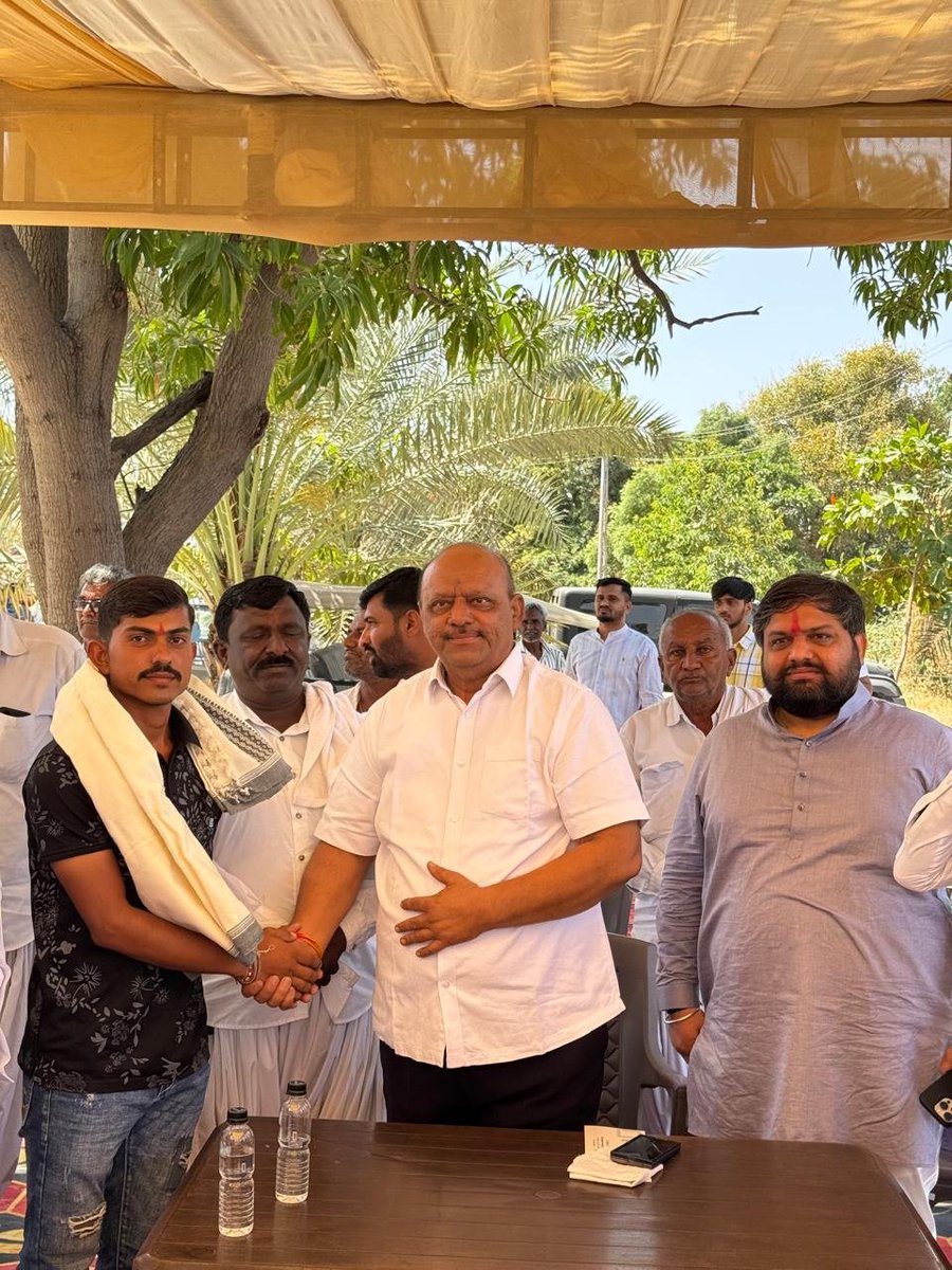saXamNews's tweet photo. #કચ્છ 
સ્થાનિક સ્વરાજ ચૂંટણી અપડેટ

ભચાઉ તાલુકા પંચાયતની 3 સીટો ભાજપને બિનહરીફ

મોટી ચિરઇ, મોરગર, ચોપડવા સીટ બિન હરીફ  થઈ

જિલ્લા પંચાયત બાદ તાલુકા પંચાયતની 3 સીટ મળી બિનહરીફ

રાપર ધારાસભ્યની આગેવાની હેઠળ ભચાઉમાં ભાજપને મળી મોટી સફળતા https://t.co/bhjreYMHmv