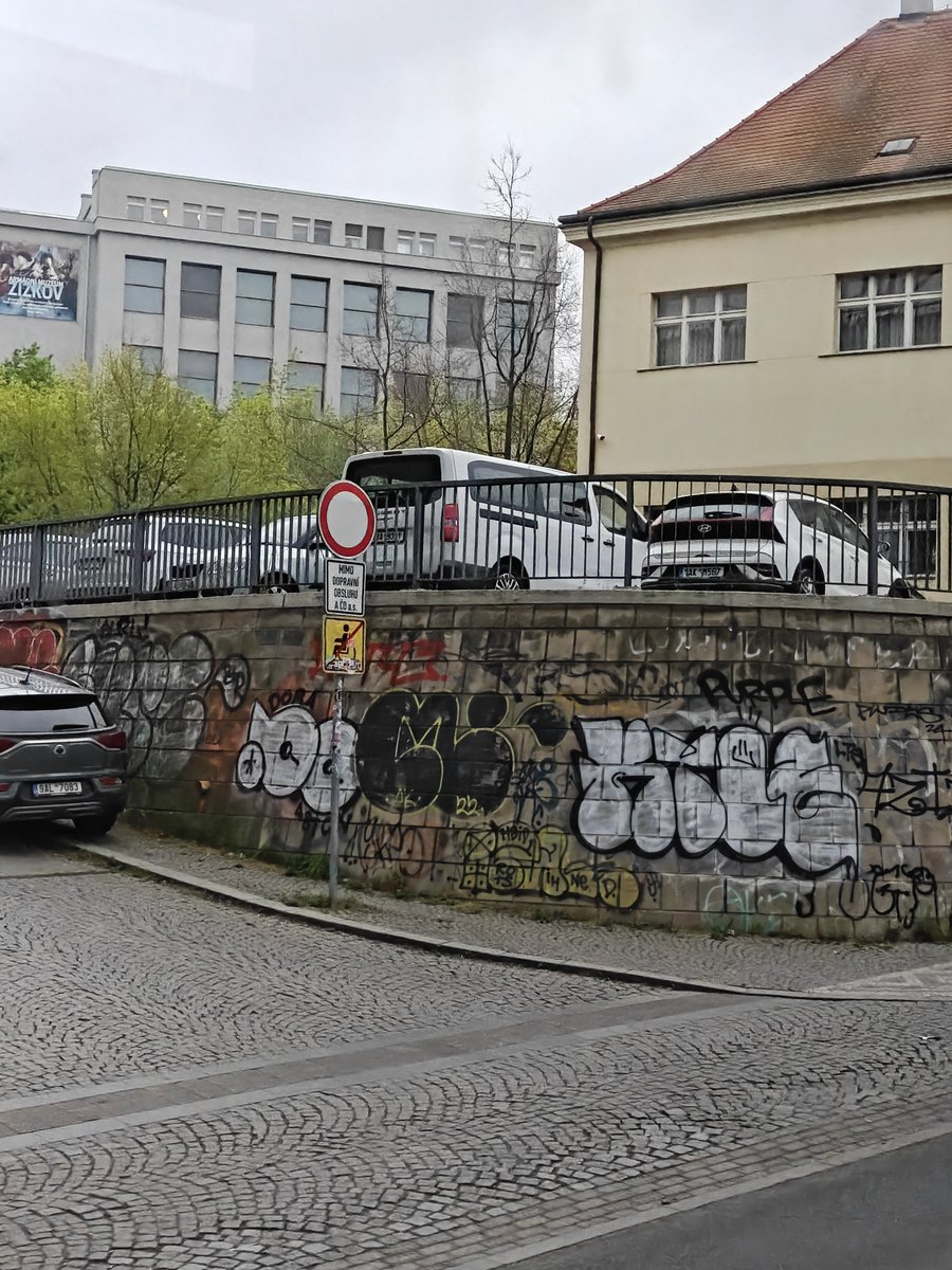 tompeacew's tweet photo. Tady je to všude pomalovaný, jak v mentálním ústavu. To už fakt nemá nikdo z @PolicieCZ koule tyhle hovada pochytat, seřezat pendrekem a udělat jim pořádný grafiti na prdeli? Stát nad nima, dokud to kartáčkem na zuby nevyčistí i za svý kamarády a nedat ani misku rejže, než to bude hotový?

Už mě to sere. Nevychovali je rodiče, tak jim prostě naflákejte vy. Kdo jinej tady má mít autoritu, než vy?