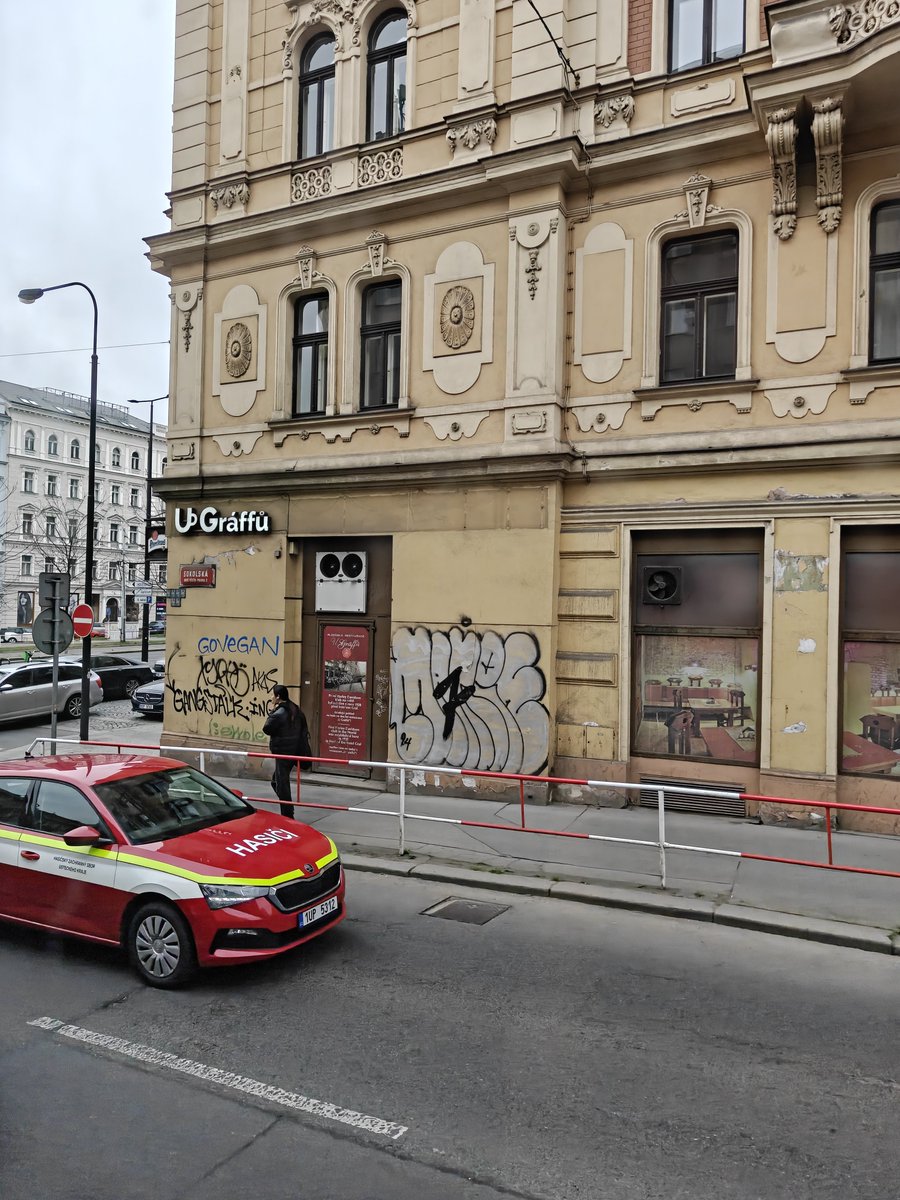 tompeacew's tweet photo. Tady je to všude pomalovaný, jak v mentálním ústavu. To už fakt nemá nikdo z @PolicieCZ koule tyhle hovada pochytat, seřezat pendrekem a udělat jim pořádný grafiti na prdeli? Stát nad nima, dokud to kartáčkem na zuby nevyčistí i za svý kamarády a nedat ani misku rejže, než to bude hotový?

Už mě to sere. Nevychovali je rodiče, tak jim prostě naflákejte vy. Kdo jinej tady má mít autoritu, než vy?