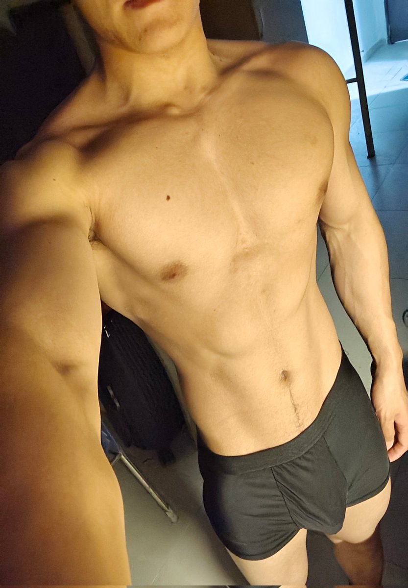 dhed72202's tweet image. 嗯 #薄肌 #宽肩窄腰 #反差 #腹肌